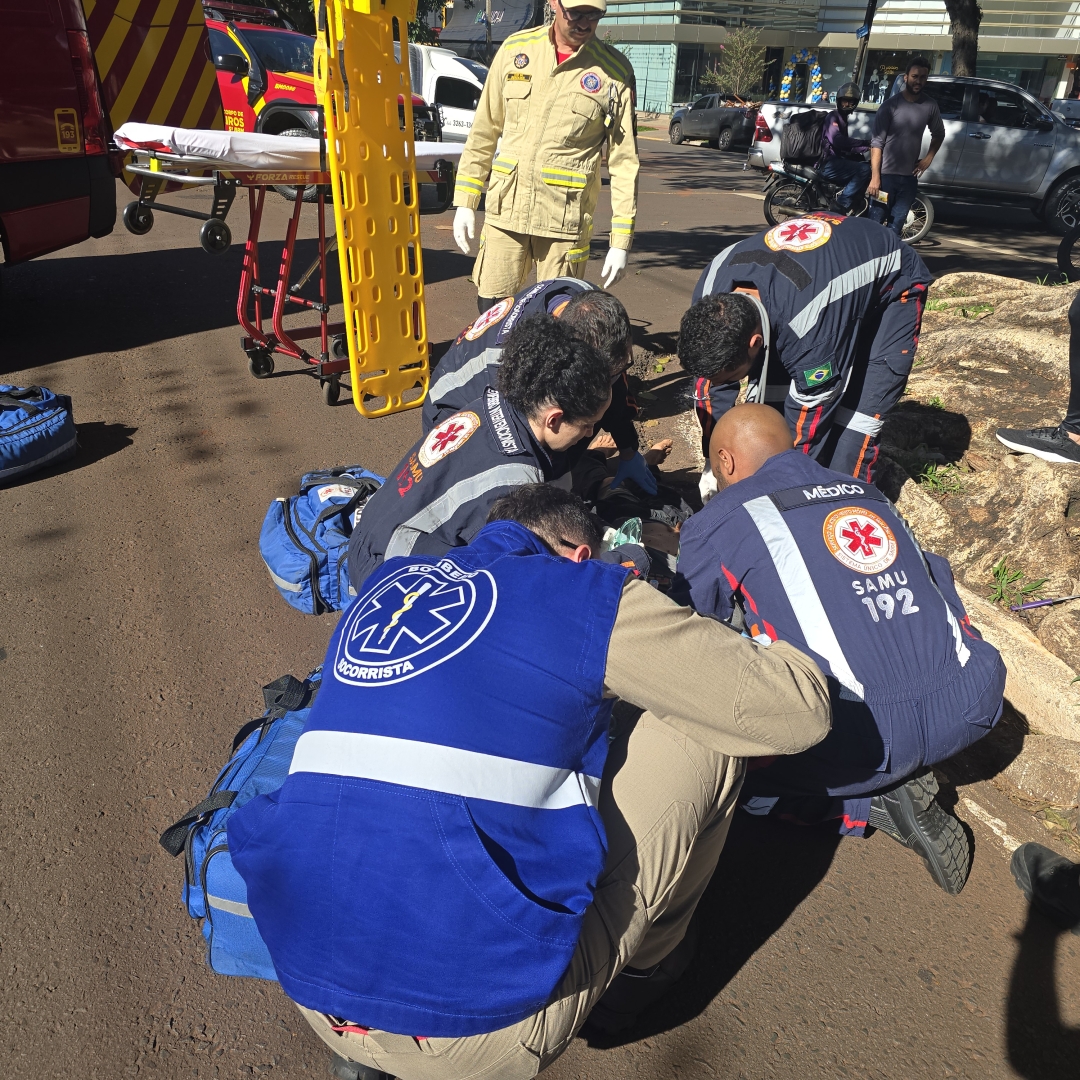 Homem visivelmente embriagado é atropelado por carro na zona 5