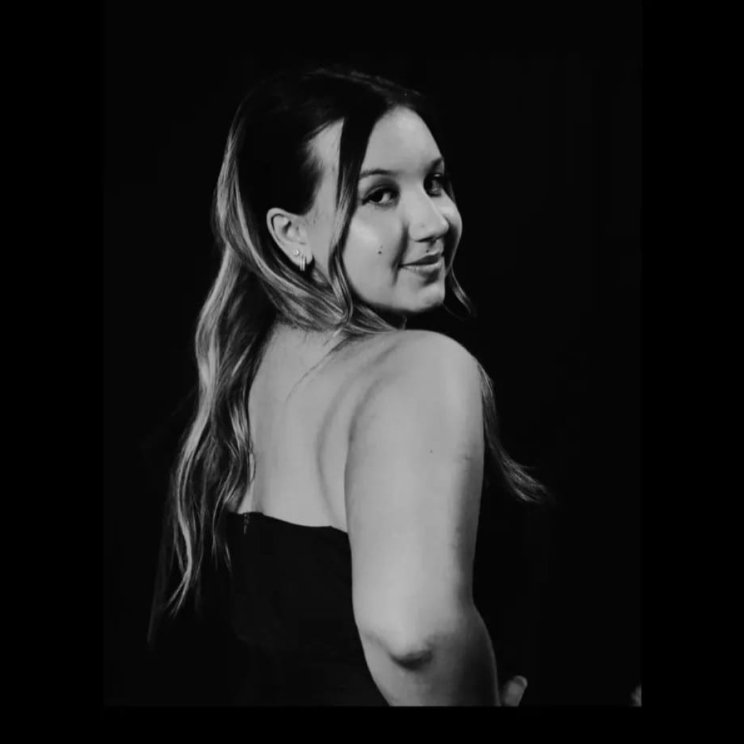 Dois jovens morrem de acidente após piloto empinar moto e bater em poste