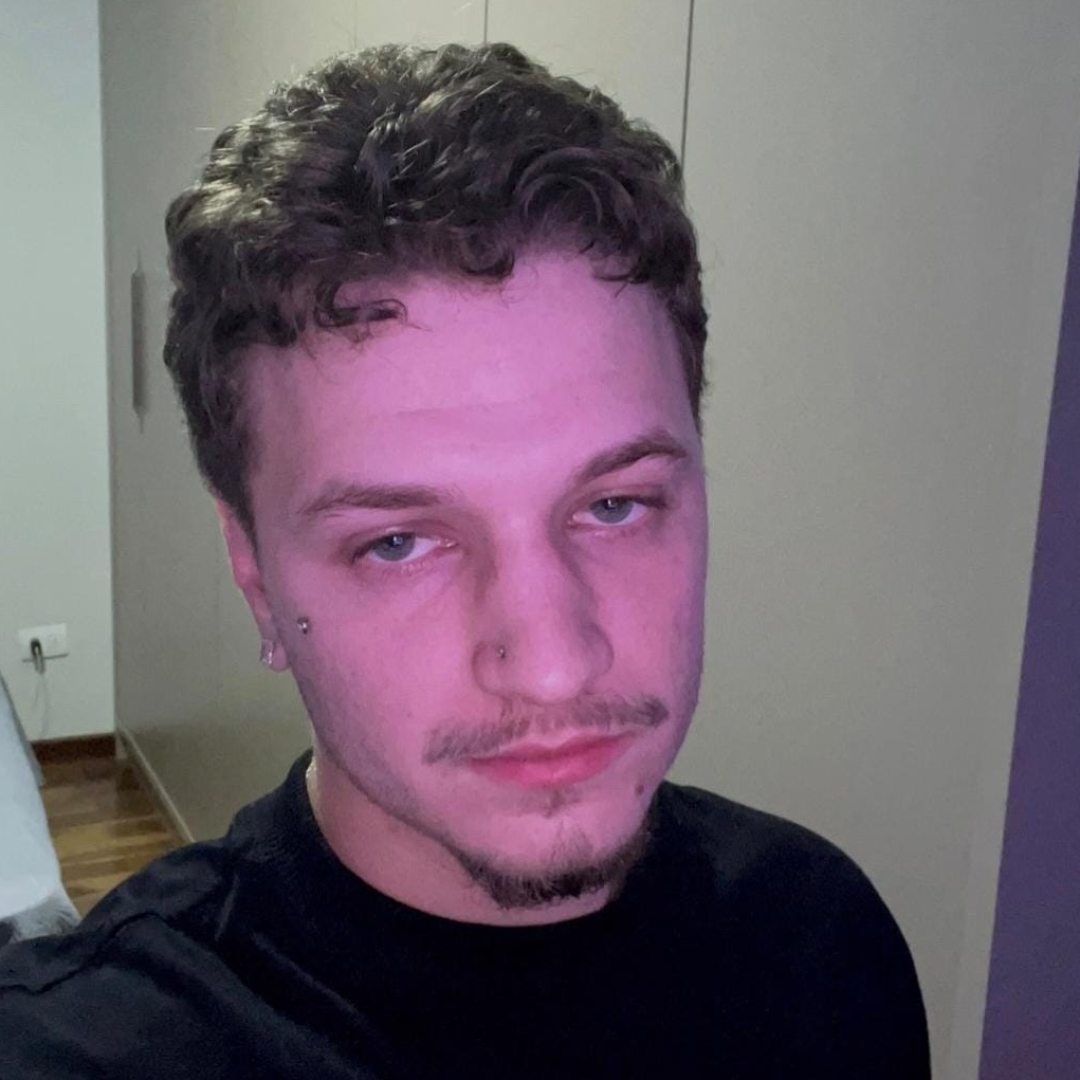 Dois jovens morrem de acidente após piloto empinar moto e bater em poste