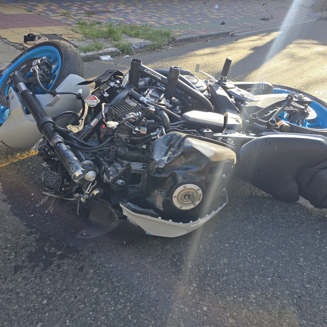 Dois jovens morrem de acidente após piloto empinar moto e bater em poste