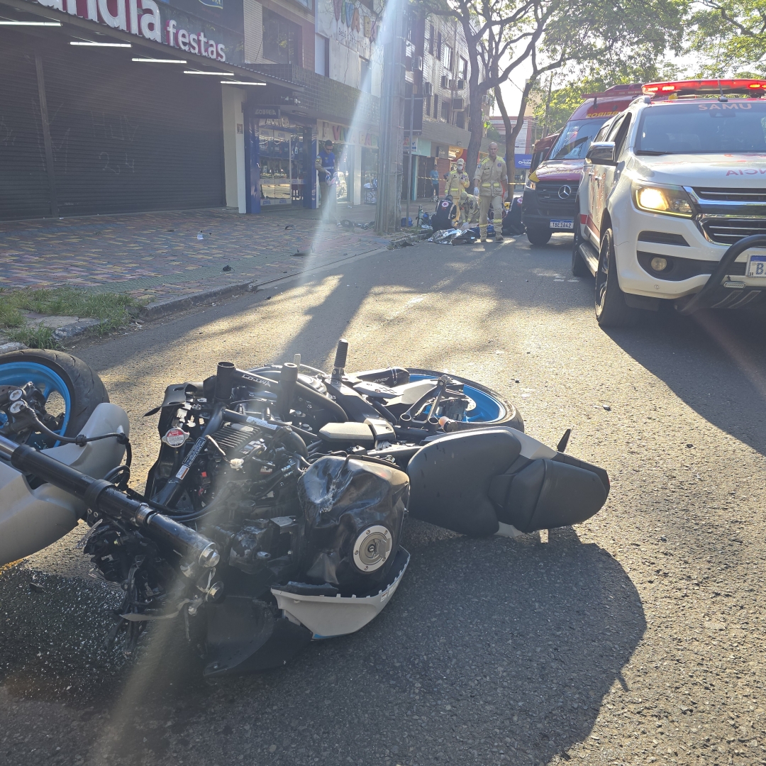 Dois jovens morrem de acidente após piloto empinar moto e bater em poste