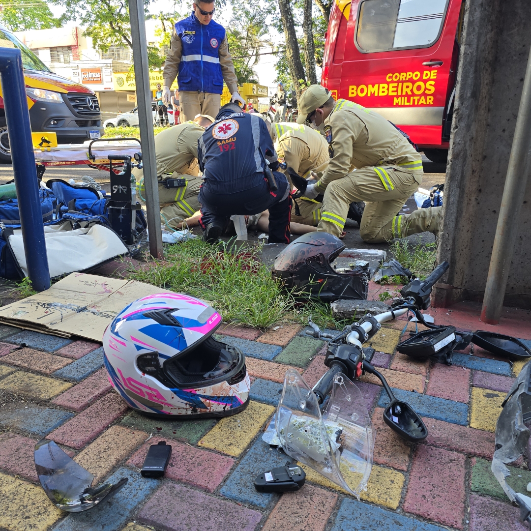 Dois jovens morrem de acidente após piloto empinar moto e bater em poste