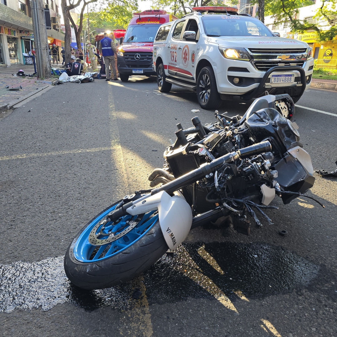 Dois jovens morrem de acidente após piloto empinar moto e bater em poste