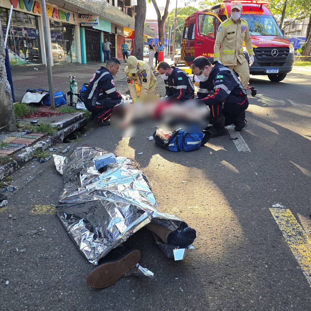 Dois jovens morrem de acidente após piloto empinar moto e bater em poste