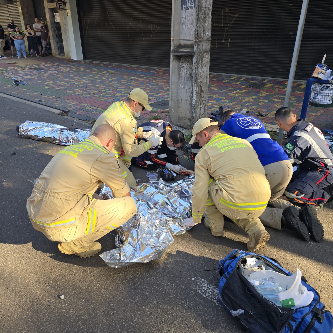 Dois jovens morrem de acidente após piloto empinar moto e bater em poste