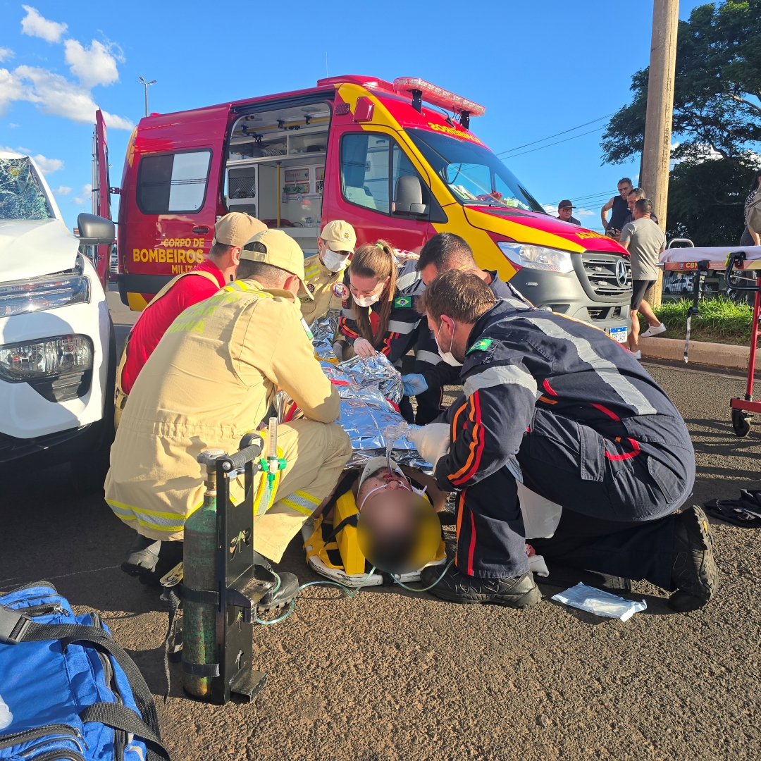 Homem atravessa correndo a Avenida Colombo e acaba atropelado por carro