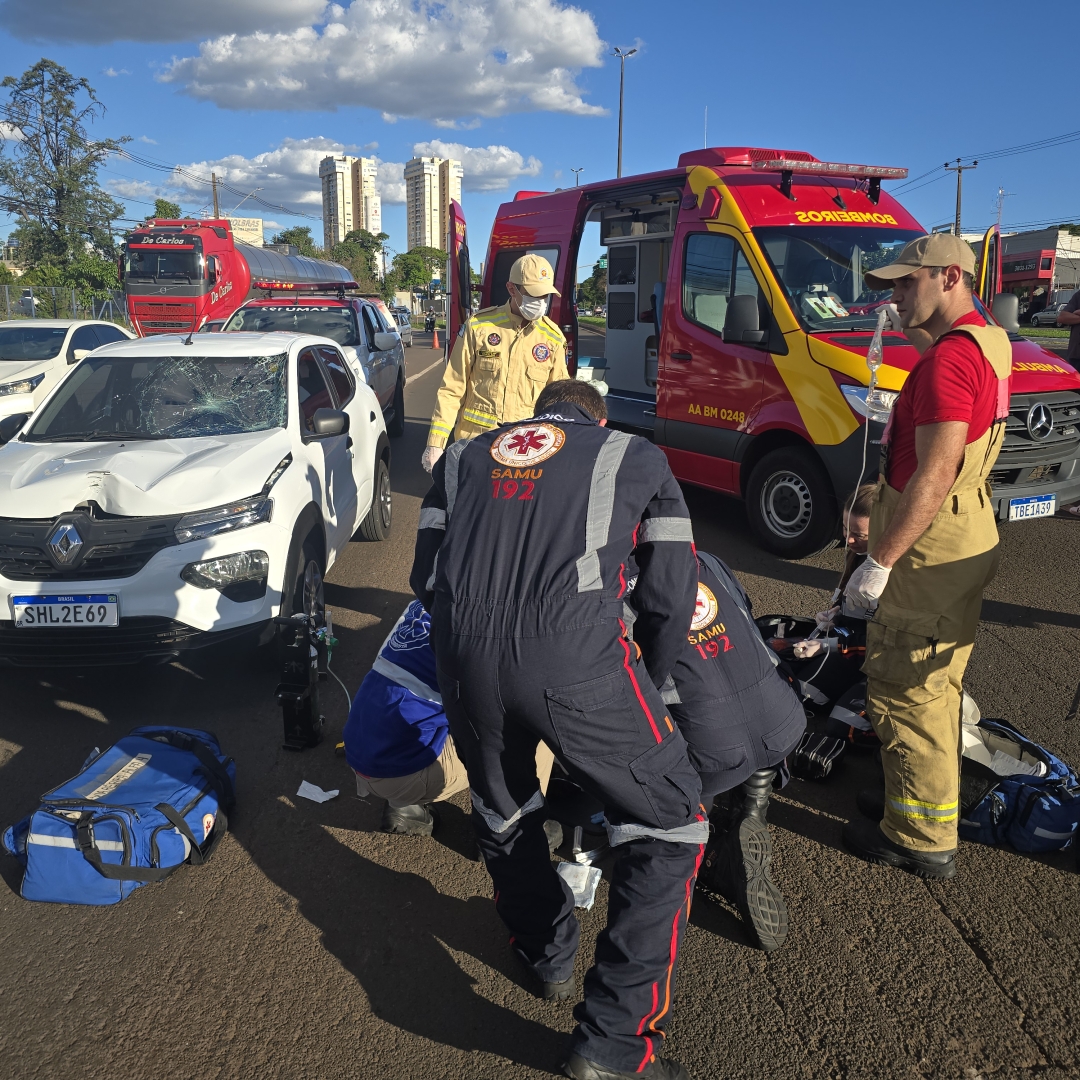 Homem atravessa correndo a Avenida Colombo e acaba atropelado por carro