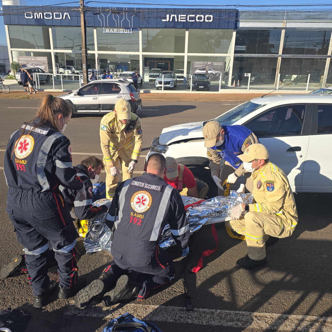 Homem atravessa correndo a Avenida Colombo e acaba atropelado por carro