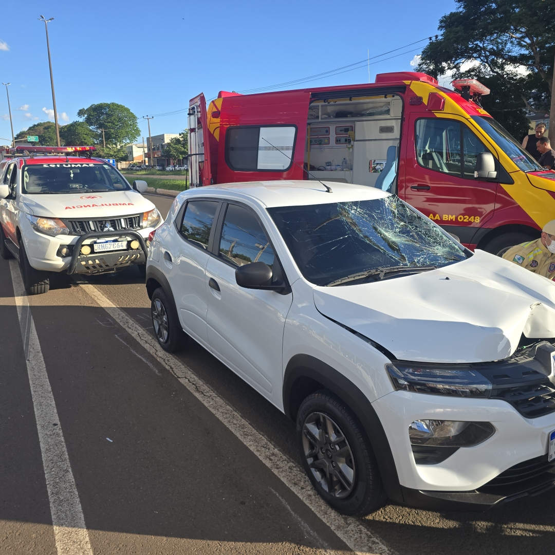 Homem atravessa correndo a Avenida Colombo e acaba atropelado por carro