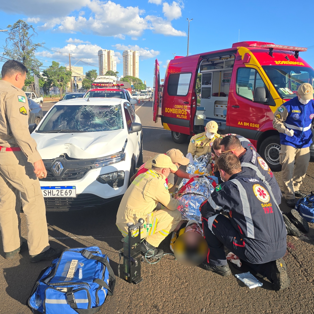 Homem atravessa correndo a Avenida Colombo e acaba atropelado por carro