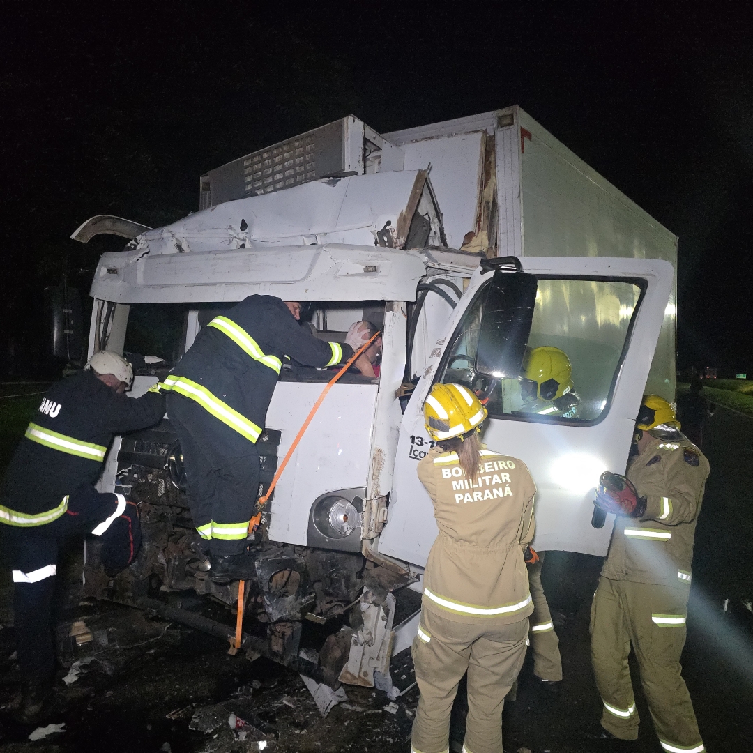 Motorista de caminhão sofre acidente grave ao bater na traseira de ônibus da rodovia de Floresta
