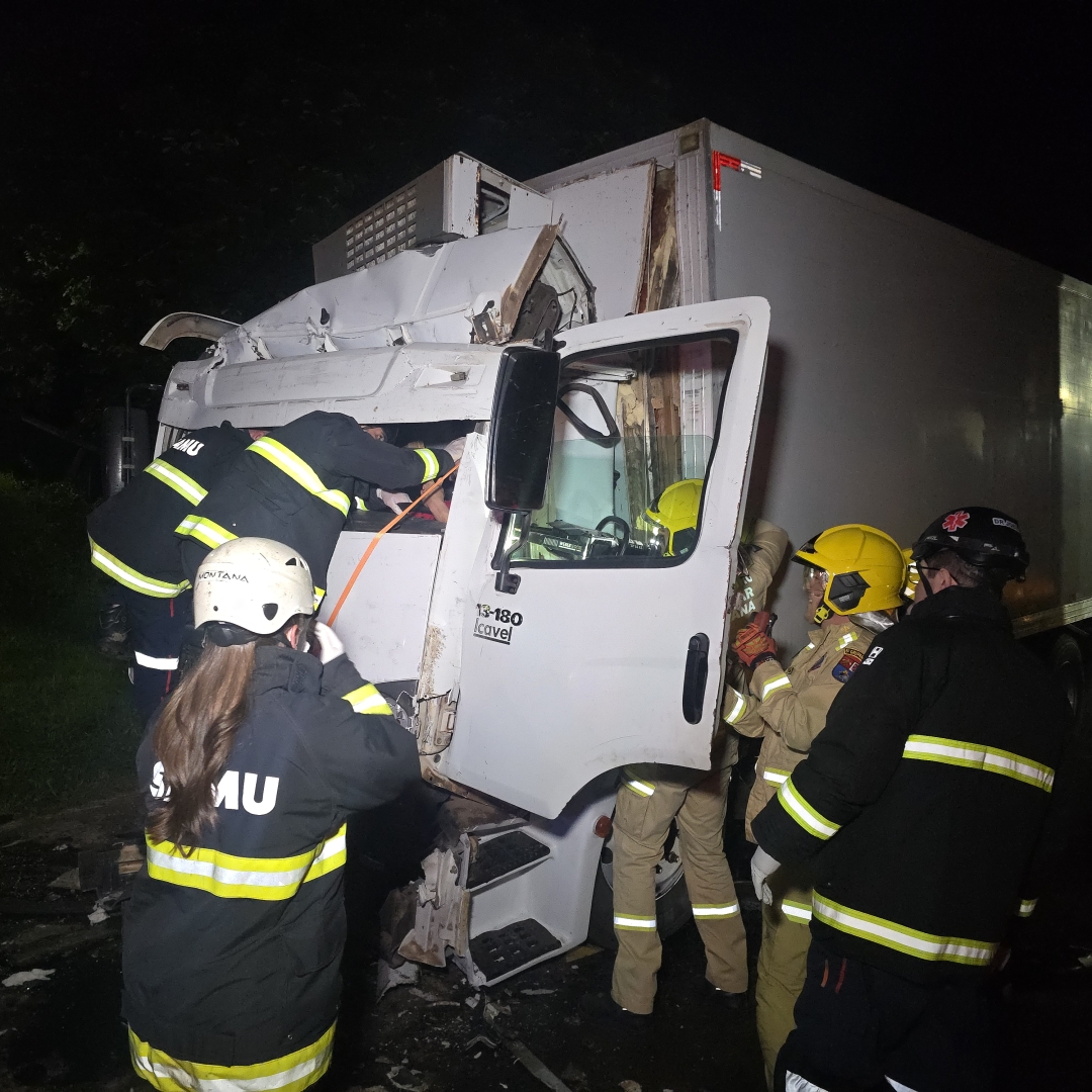 Motorista de caminhão sofre acidente grave ao bater na traseira de ônibus da rodovia de Floresta