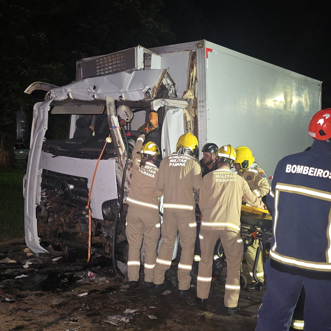 Motorista de caminhão sofre acidente grave ao bater na traseira de ônibus da rodovia de Floresta
