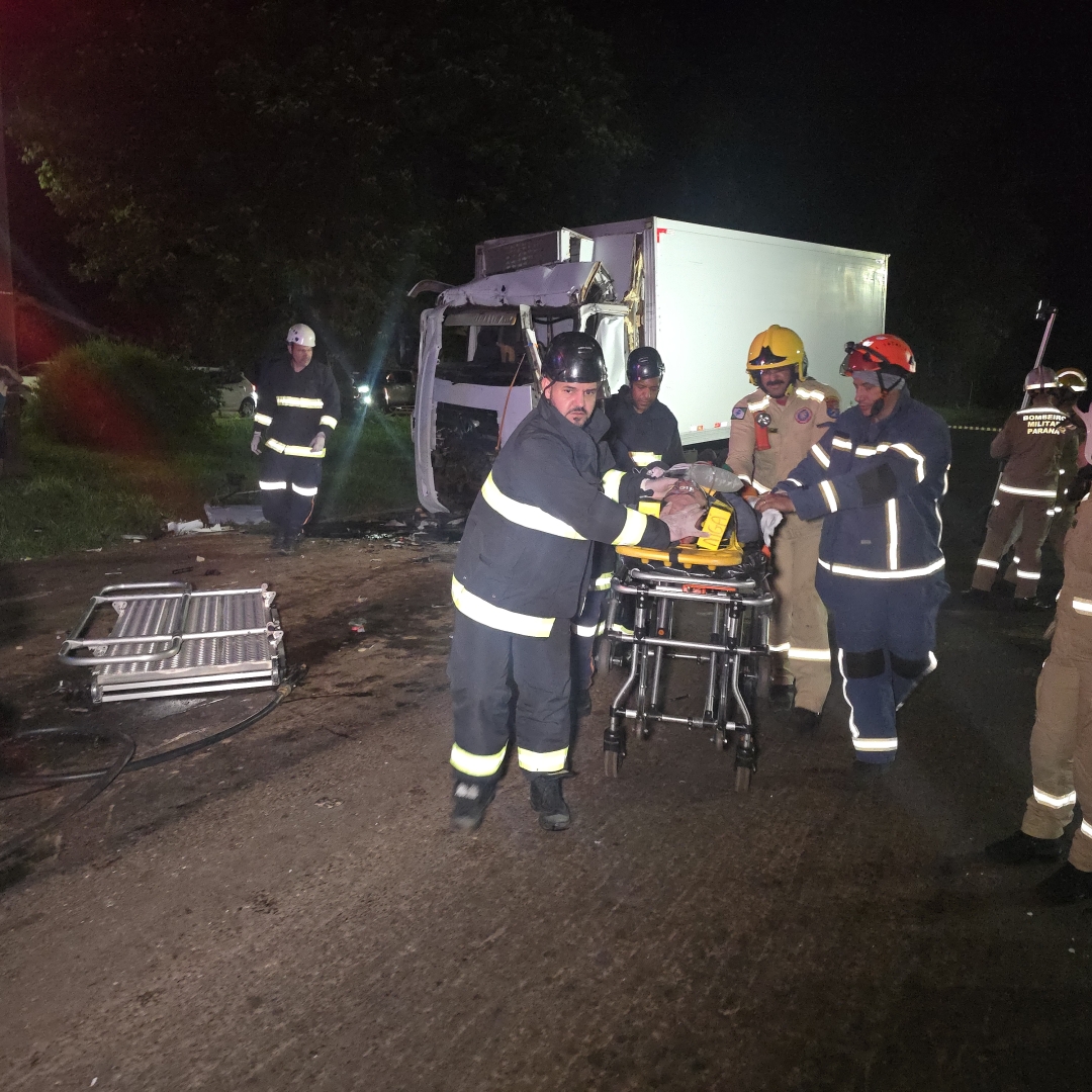 Motorista de caminhão sofre acidente grave ao bater na traseira de ônibus da rodovia de Floresta