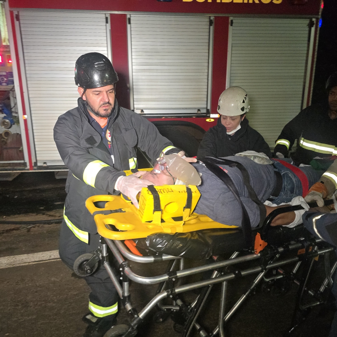 Motorista de caminhão sofre acidente grave ao bater na traseira de ônibus da rodovia de Floresta