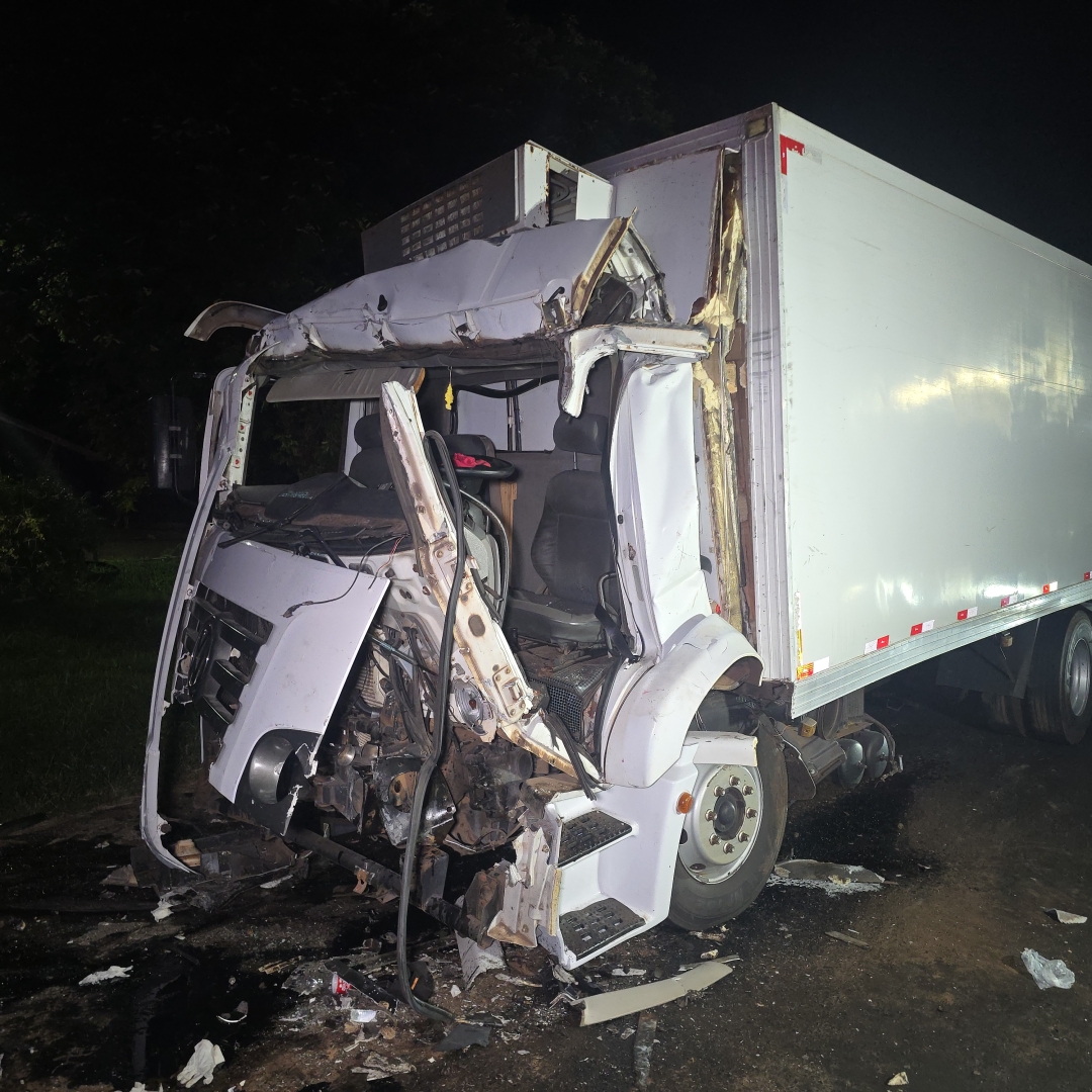 Motorista de caminhão sofre acidente grave ao bater na traseira de ônibus da rodovia de Floresta