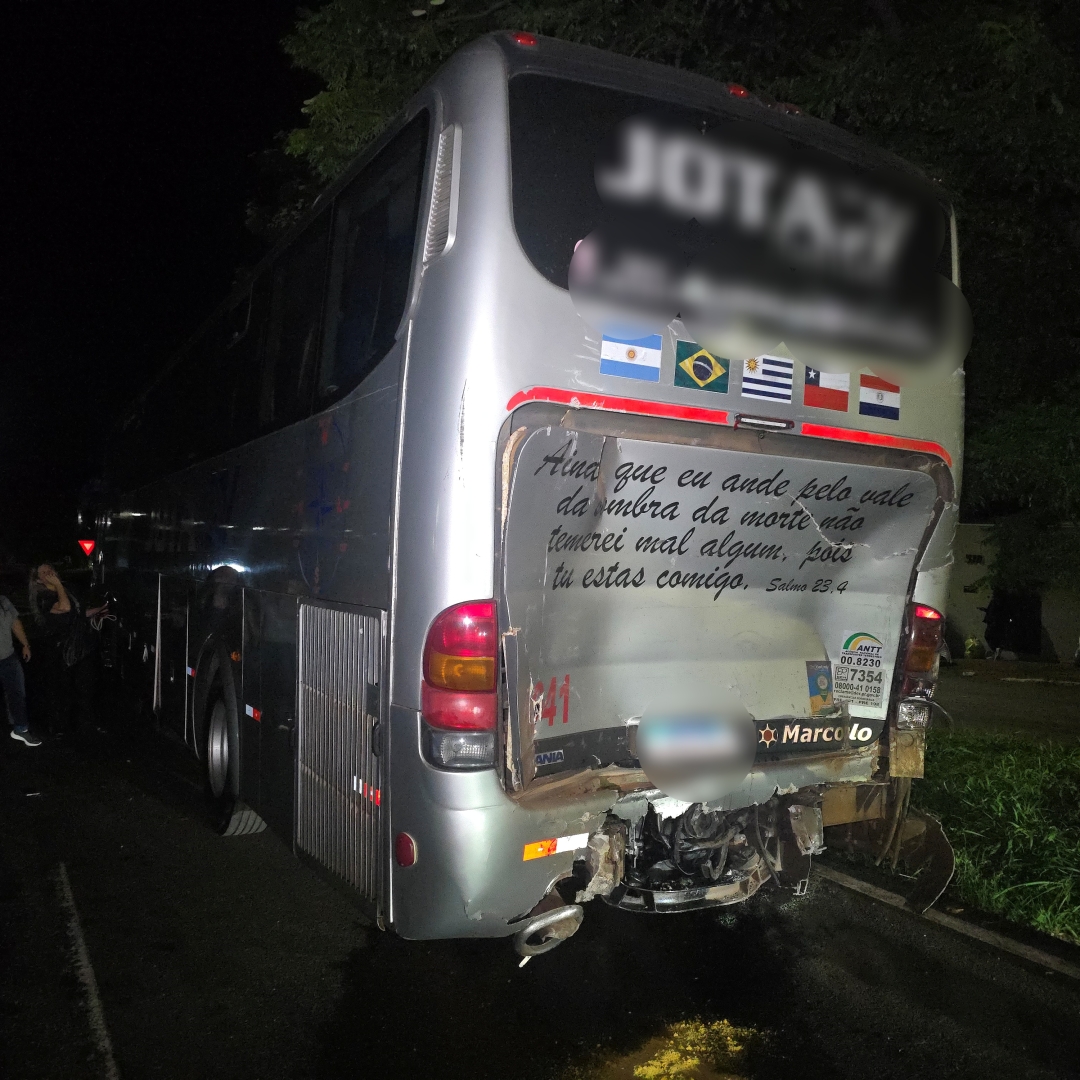 Motorista de caminhão sofre acidente grave ao bater na traseira de ônibus da rodovia de Floresta