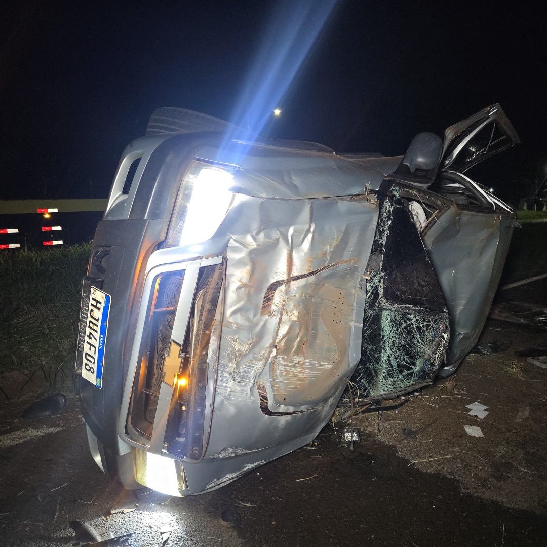 Motorista se machuca ao capotar caminhonete na rodovia PR-317