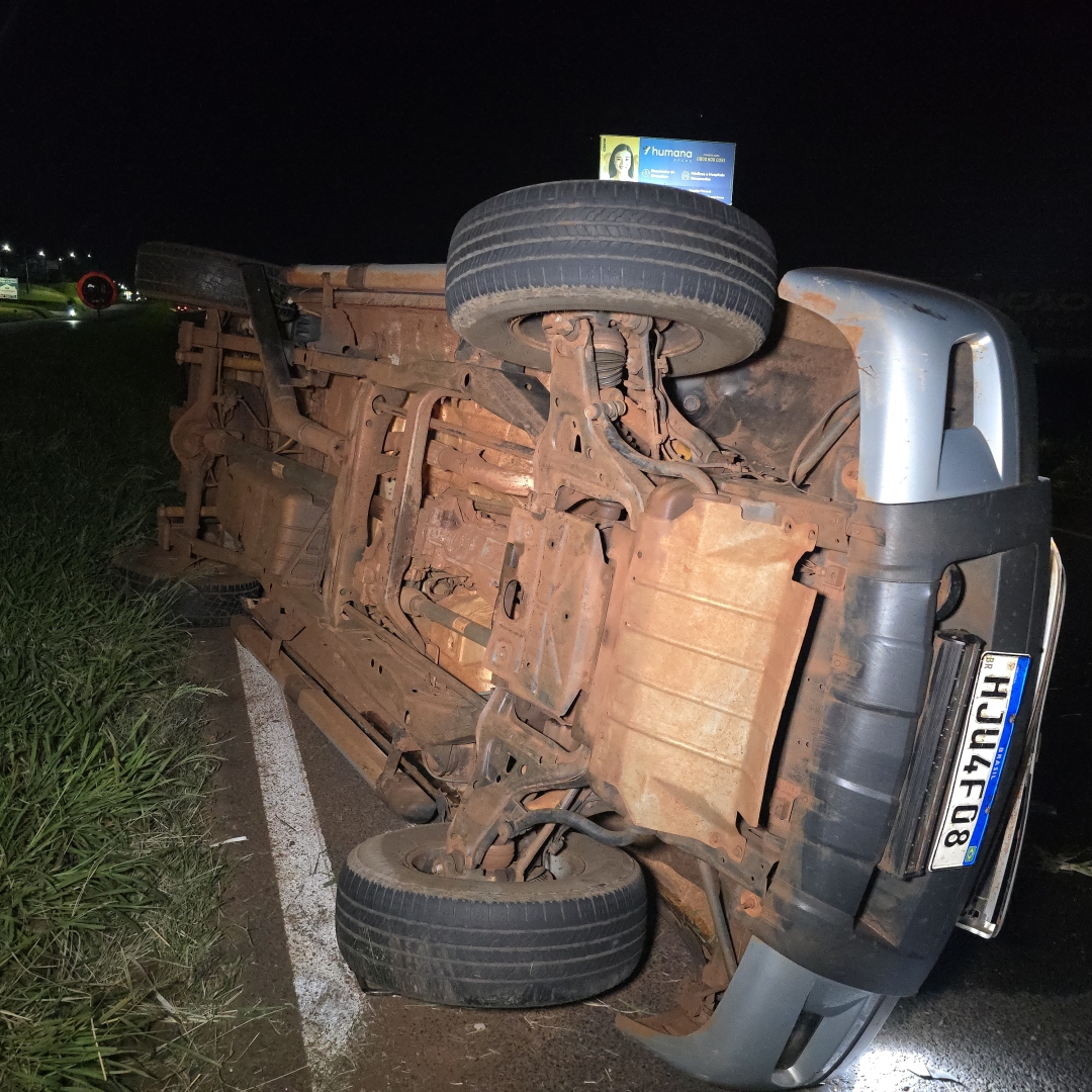 Motorista se machuca ao capotar caminhonete na rodovia PR-317