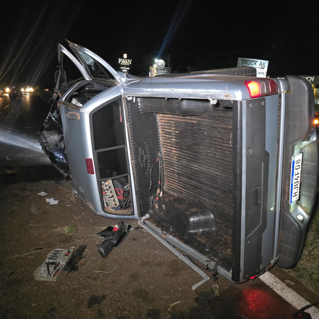 Motorista se machuca ao capotar caminhonete na rodovia PR-317