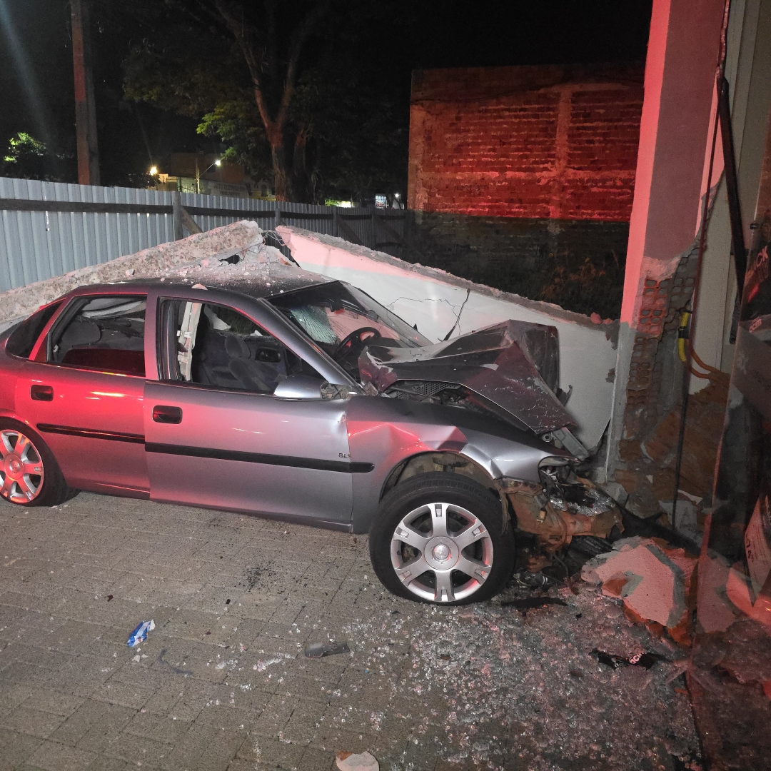 Duas pessoas ficam feridas após carro bater contra parede de uma loja