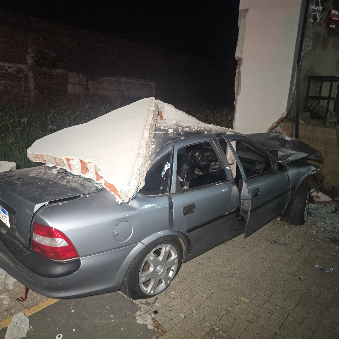 Duas pessoas ficam feridas após carro bater contra parede de uma loja