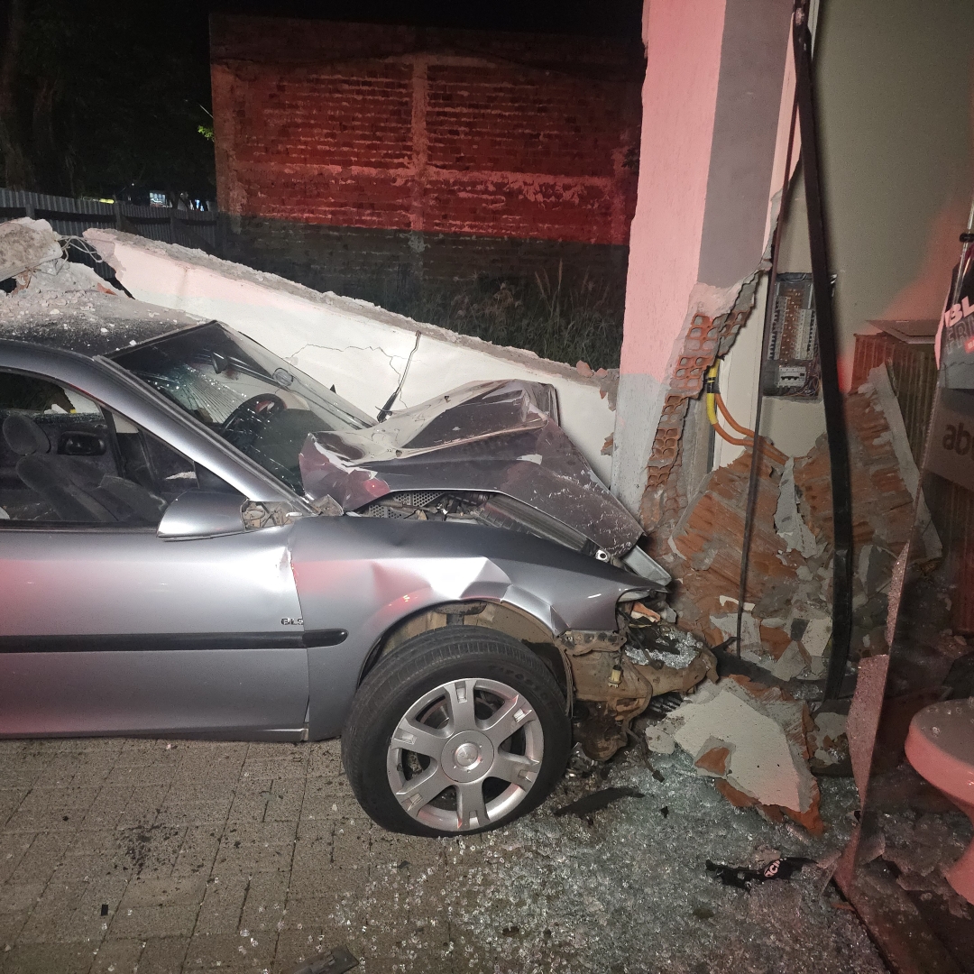Duas pessoas ficam feridas após carro bater contra parede de uma loja
