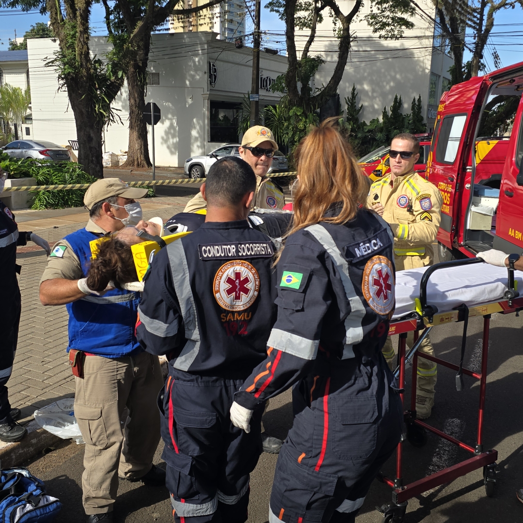 Mulher sofre fratura grave em pé após se envolver em acidente em Maringá