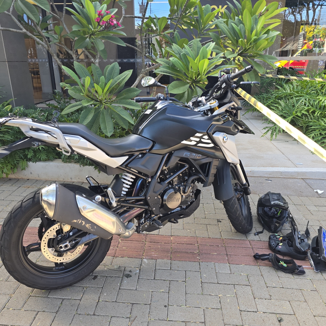 Mulher sofre fratura grave em pé após se envolver em acidente em Maringá