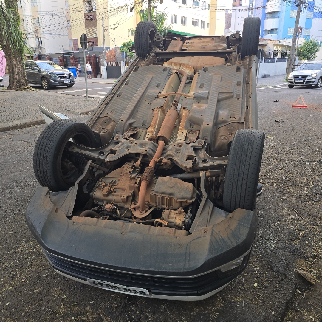 Motorista invade preferencial e causa capotamento na zona 7