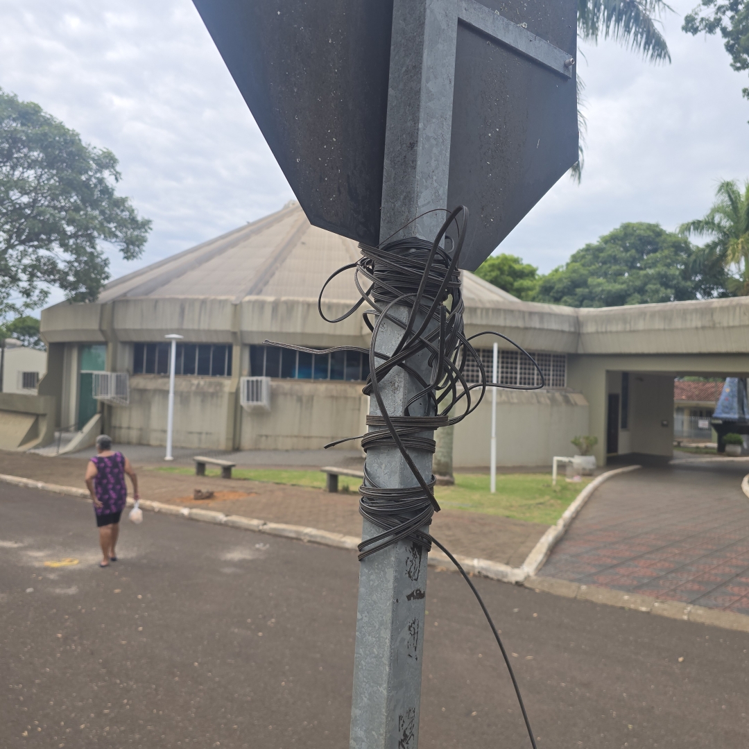 Mulher é atingida no pescoço por fios de fibra óptica em Maringá