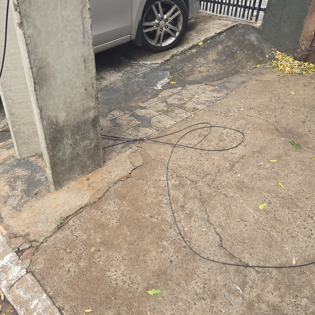 Mulher é atingida no pescoço por fios de fibra óptica em Maringá