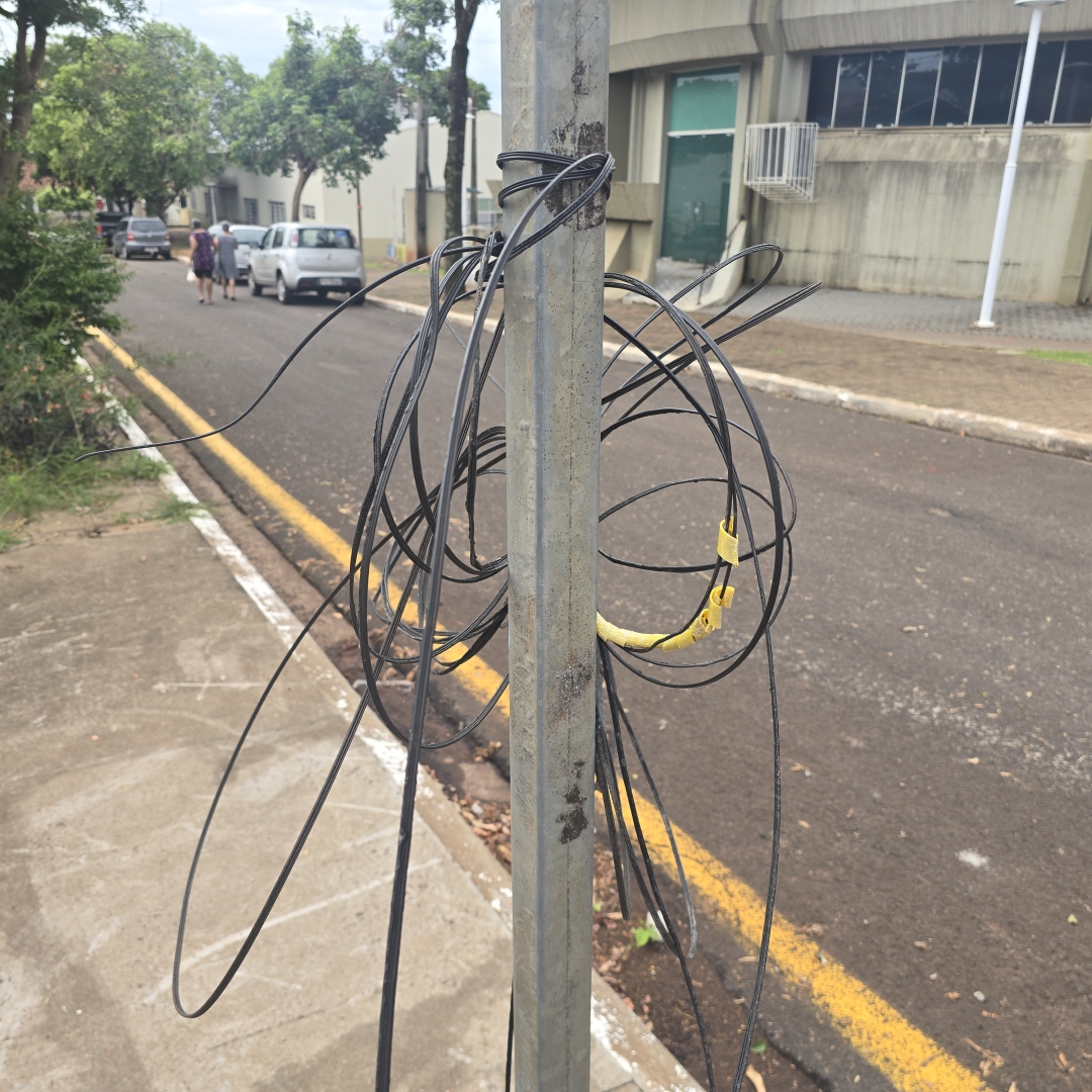 Mulher é atingida no pescoço por fios de fibra óptica em Maringá
