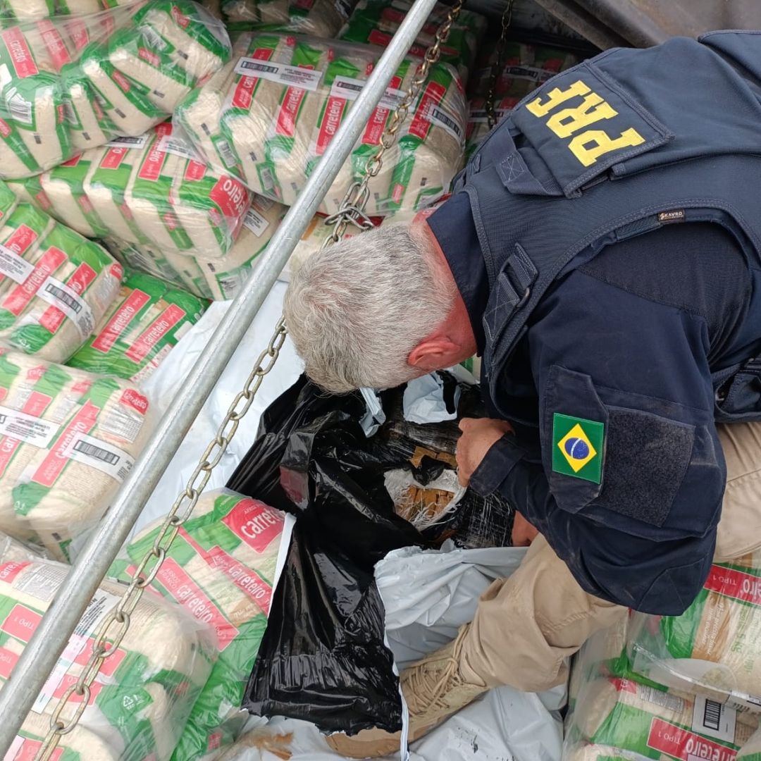 PRF apreende caminhão com mais de 3 toneladas de maconha em Maringá