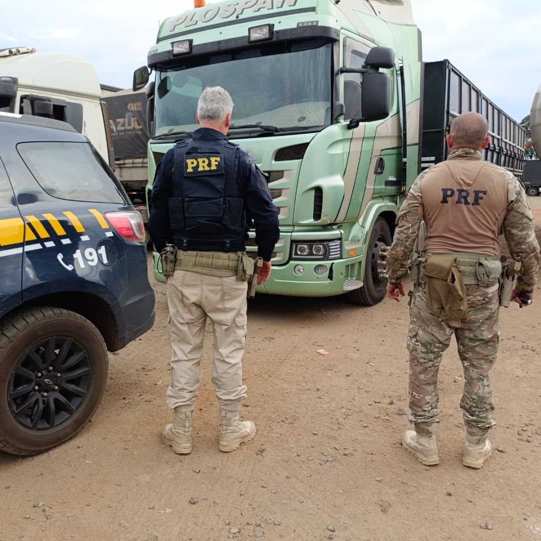 PRF apreende caminhão com mais de 3 toneladas de maconha em Maringá