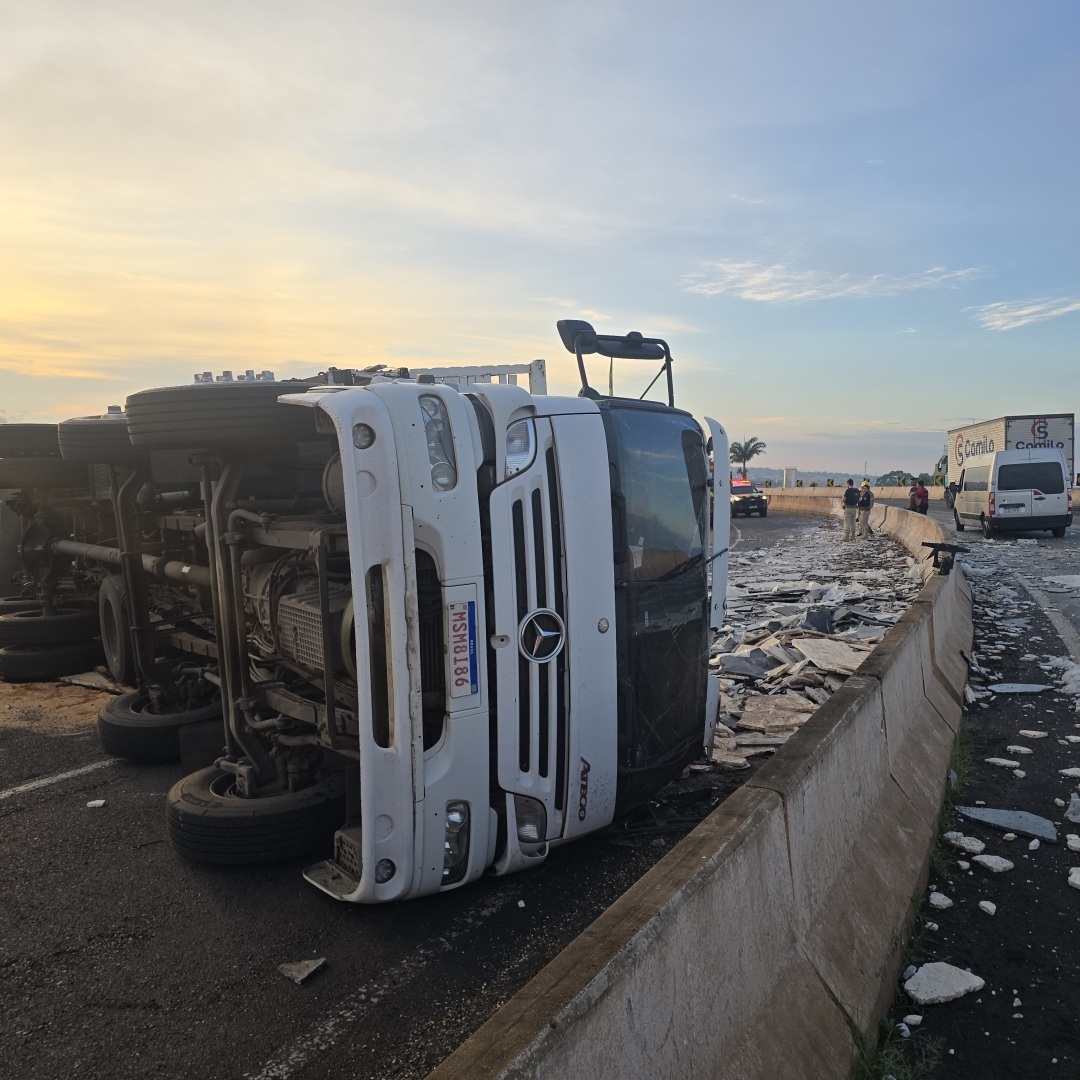 Pista do Contorno Norte é liberada após caminhão tombar