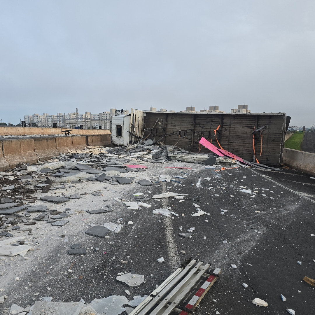 Pista do Contorno Norte é liberada após caminhão tombar