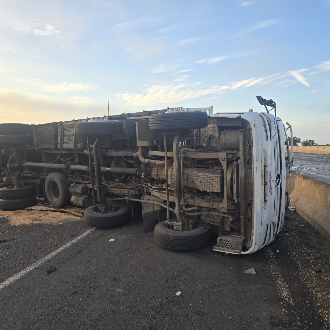 Pista do Contorno Norte é liberada após caminhão tombar