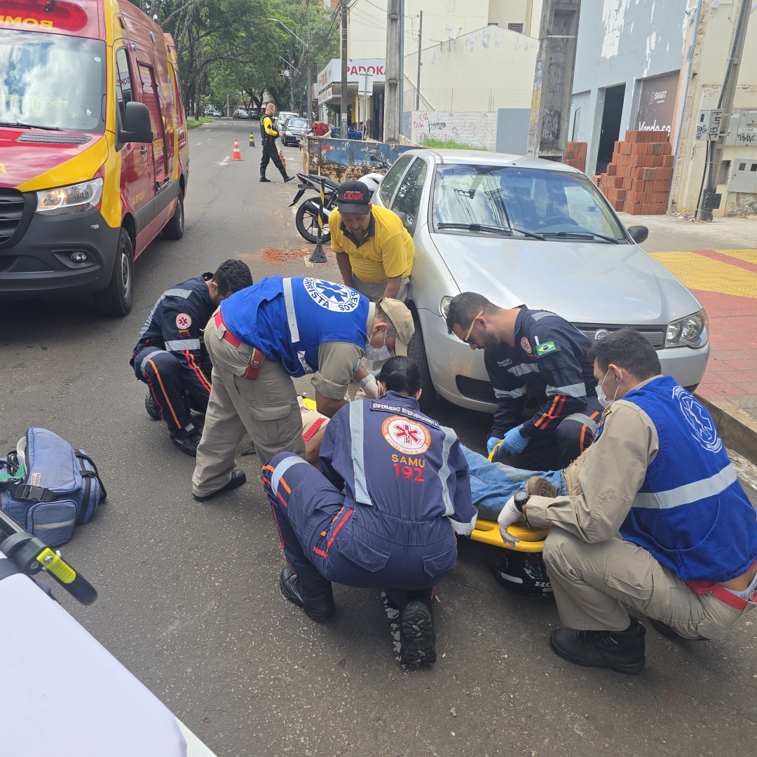 Motociclista com sinais de embriaguez sofre acidente ao colidir contra caçamba de entulho