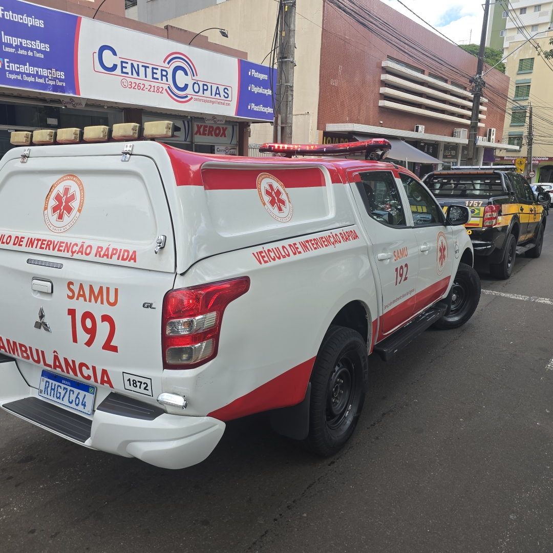 Motociclista com sinais de embriaguez sofre acidente ao colidir contra caçamba de entulho