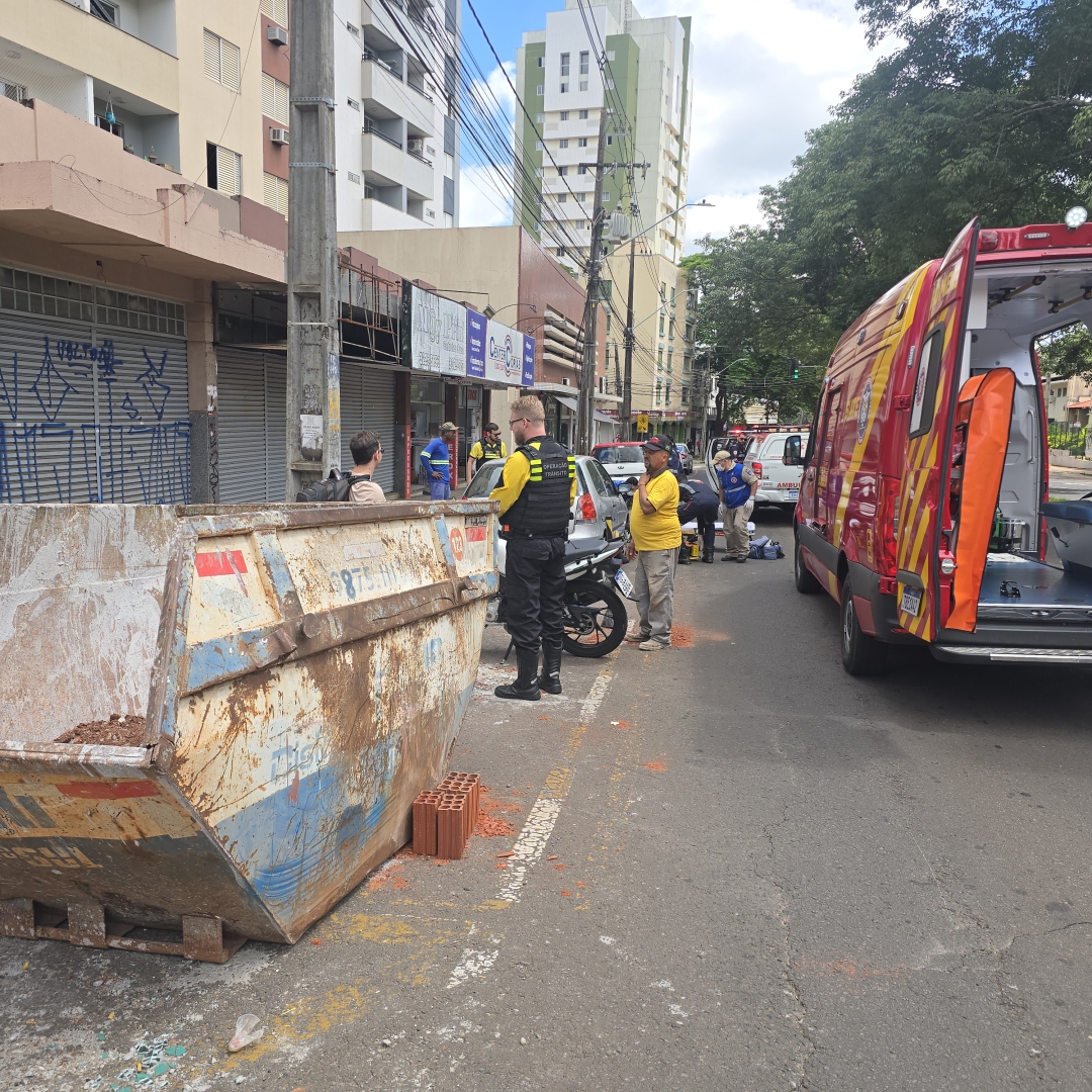 Motociclista com sinais de embriaguez sofre acidente ao colidir contra caçamba de entulho