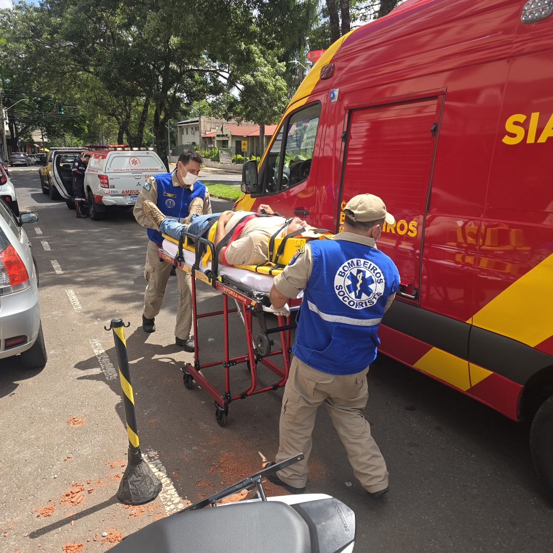 Motociclista com sinais de embriaguez sofre acidente ao colidir contra caçamba de entulho