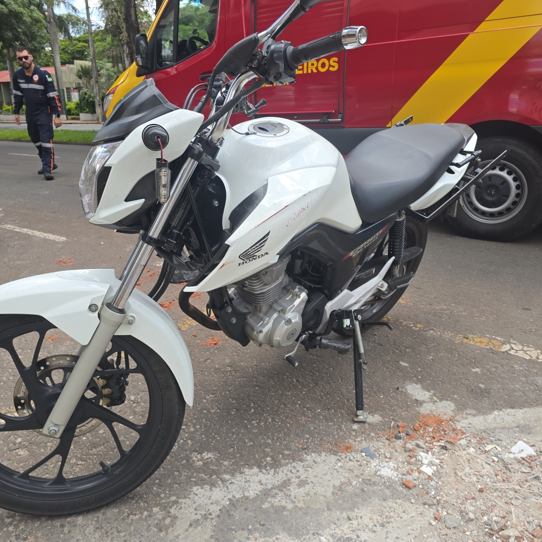Motociclista com sinais de embriaguez sofre acidente ao colidir contra caçamba de entulho