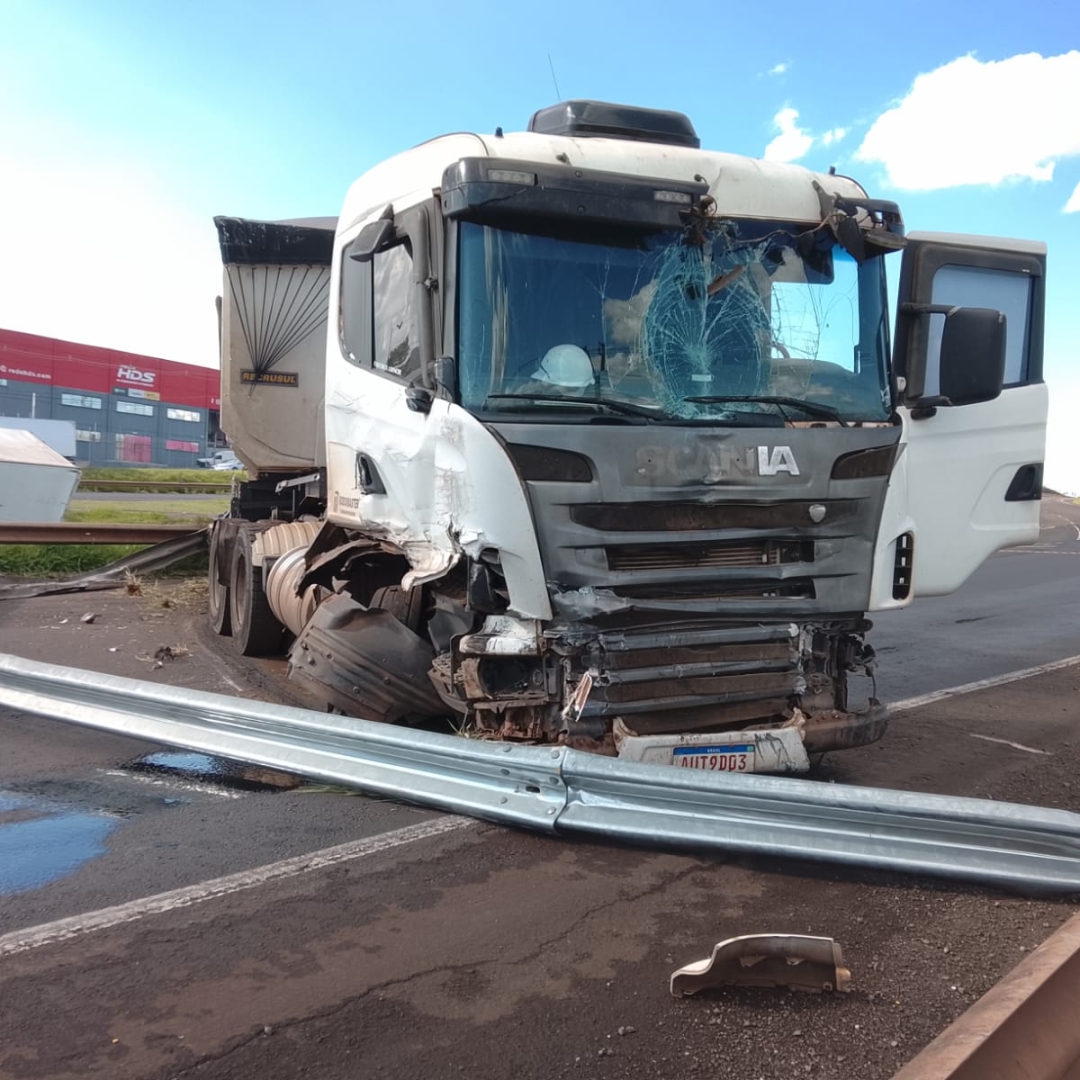 Batida entre carreta e caminhão deixa pista do Contorno Norte interditada