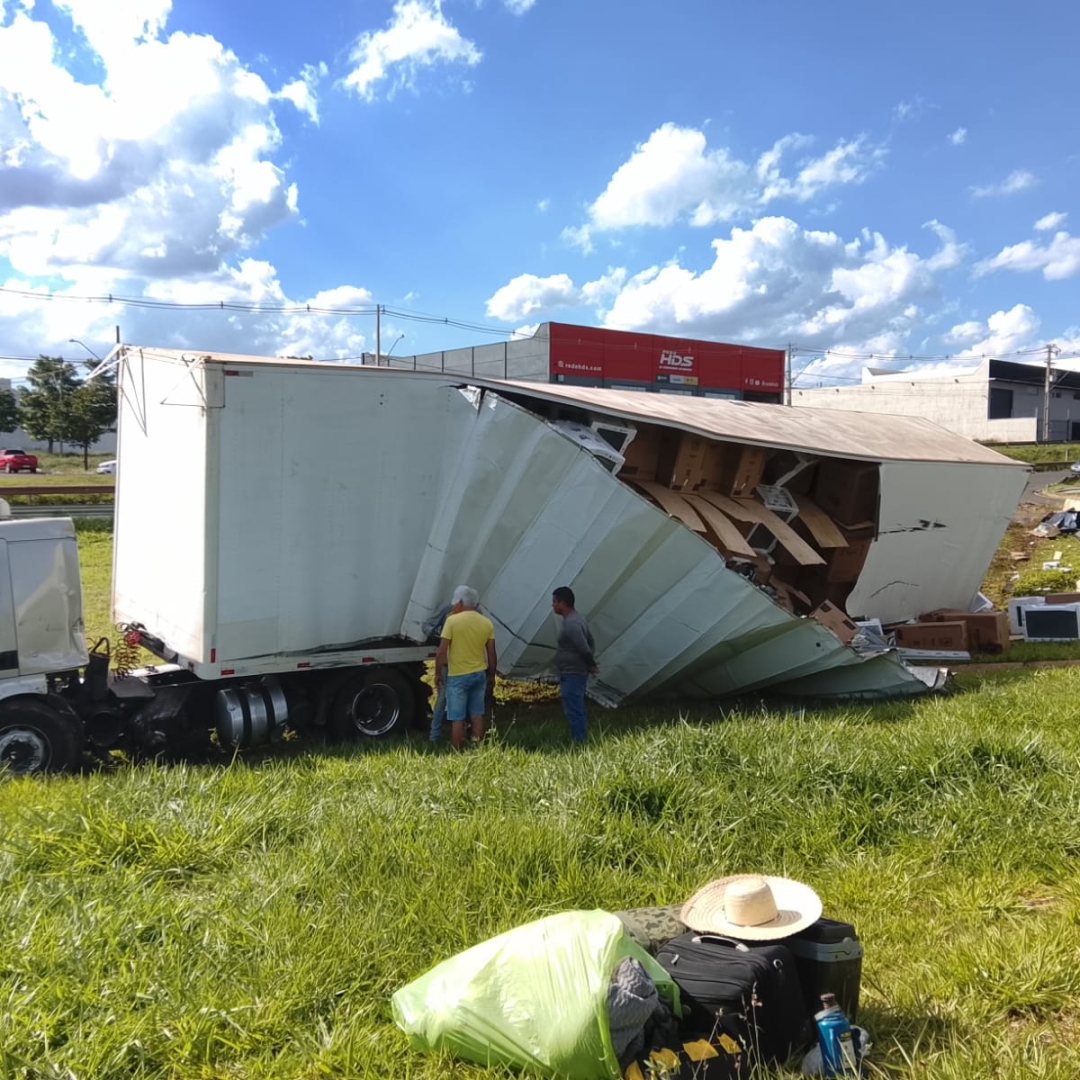 Batida entre carreta e caminhão deixa pista do Contorno Norte interditada