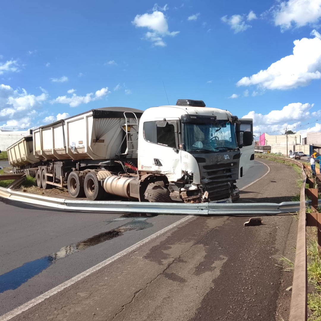 Batida entre carreta e caminhão deixa pista do Contorno Norte interditada