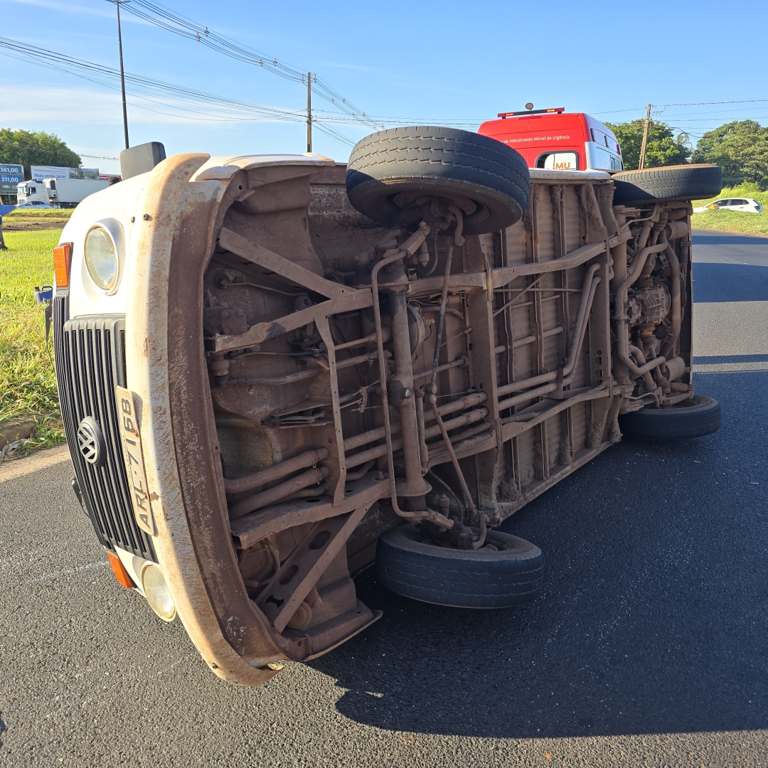 Kombi com trabalhadores tomba na rodovia após mulher provocar acidente
