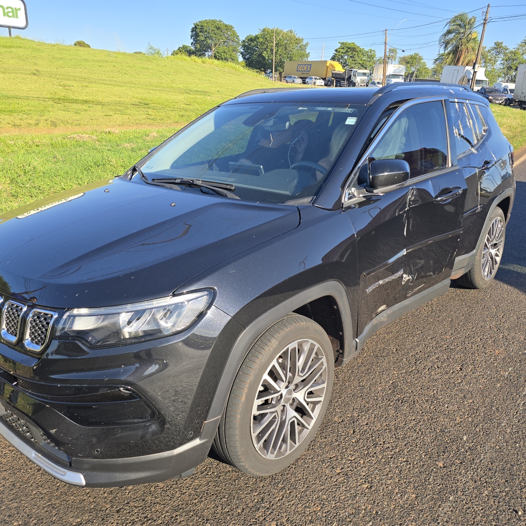 Kombi com trabalhadores tomba na rodovia após mulher provocar acidente