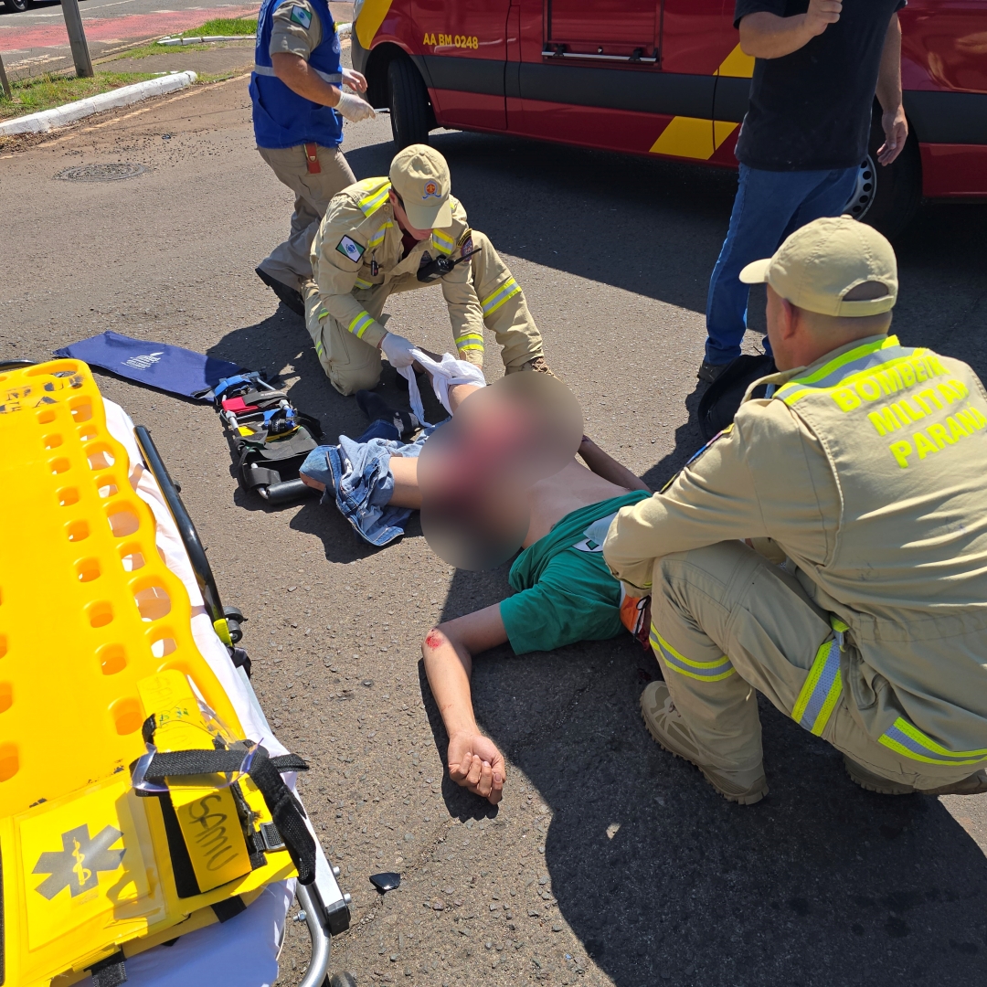 Motociclista passa no semáforo vermelho e sofre acidente gravíssimo em Maringá