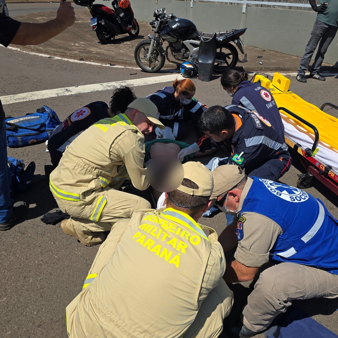 Motociclista passa no semáforo vermelho e sofre acidente gravíssimo em Maringá